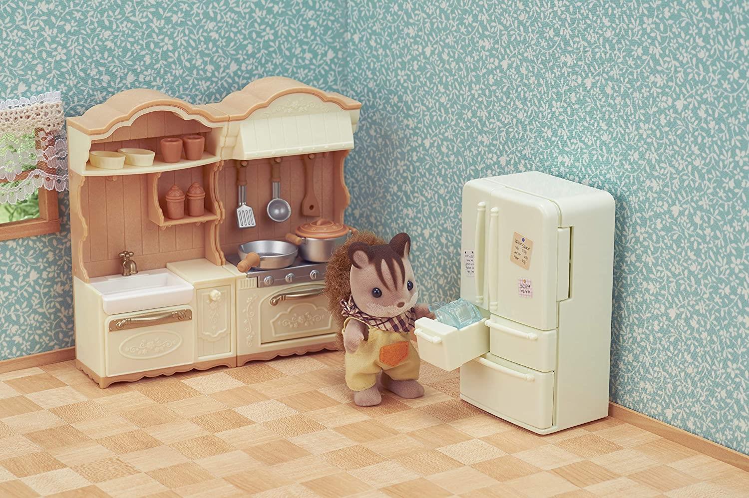 Set o ddodrefn cegin Sylvanian Families ar gyfer chwarae, addas i blant 3 oed a hŷn.