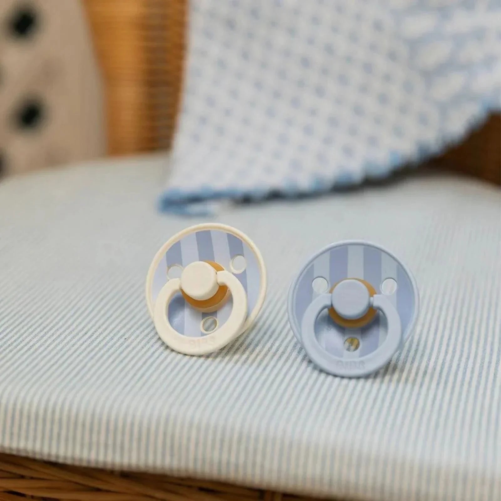 BIBS Block Latex Soothers 0-6 months Pecyn o 2 - Glas y baban a Glas llwyd.