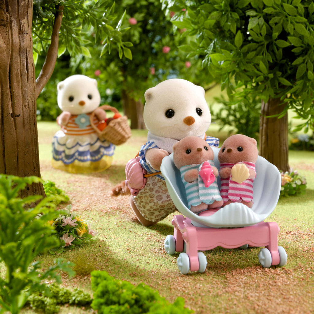 Set o deganau Teulu Dyfrgi y Môr Sylvanian Families ar gyfer plant 3 oed a hŷn.