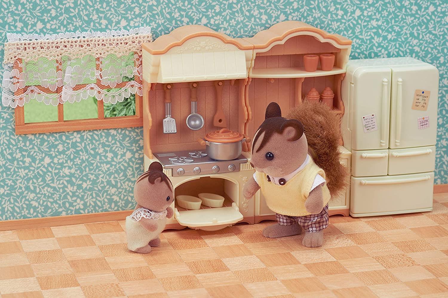 Set o ddodrefn cegin Sylvanian Families ar gyfer chwarae, addas i blant 3 oed a hŷn.