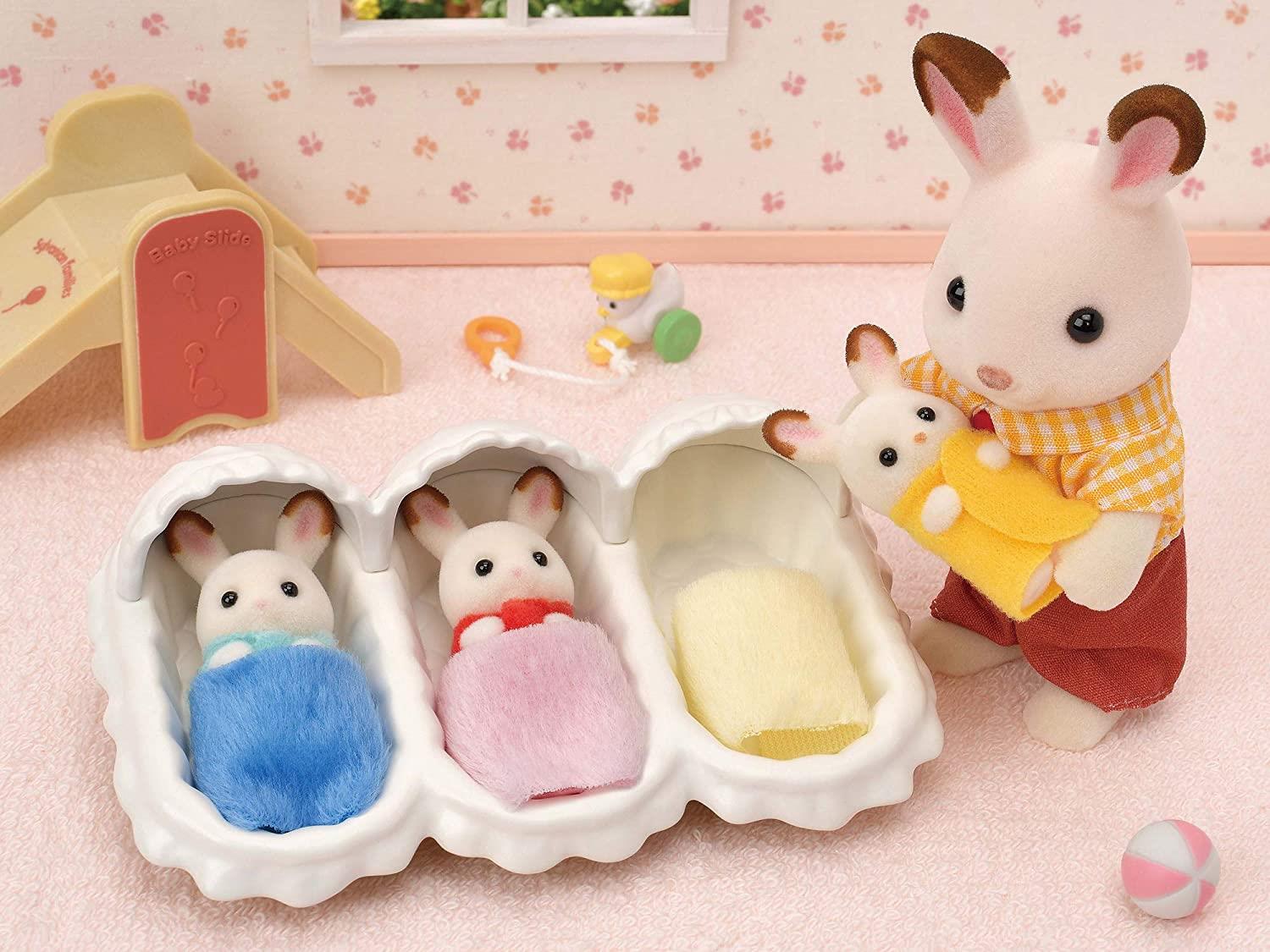 Set Gofal Triplets Cwningod Siocled Sylvanian Families ar gyfer Plant 3 Oed a Hŷn