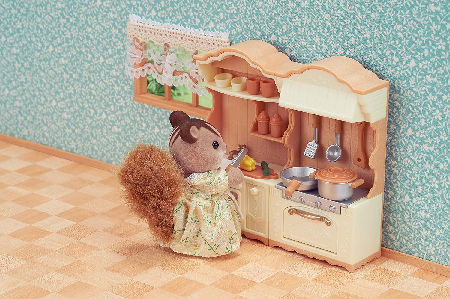 Set o ddodrefn cegin Sylvanian Families ar gyfer chwarae, addas i blant 3 oed a hŷn.