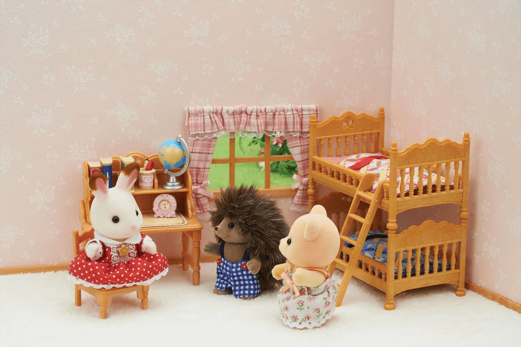 Set Ystafell Wely i Blant Sylvanian Families, Set Mebli a Theganau ar gyfer Plant 3+ oed