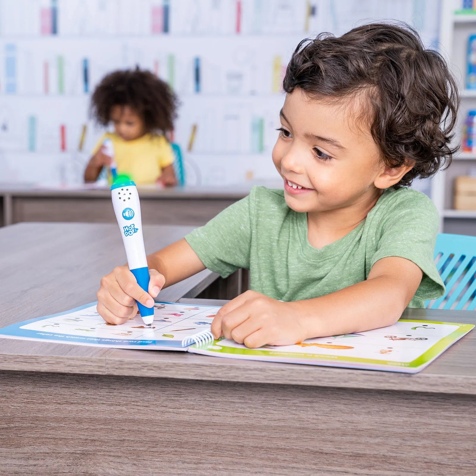 Set Ddarllen a Mathemateg Hot Dots Learn at Home 1 (4+ oed)