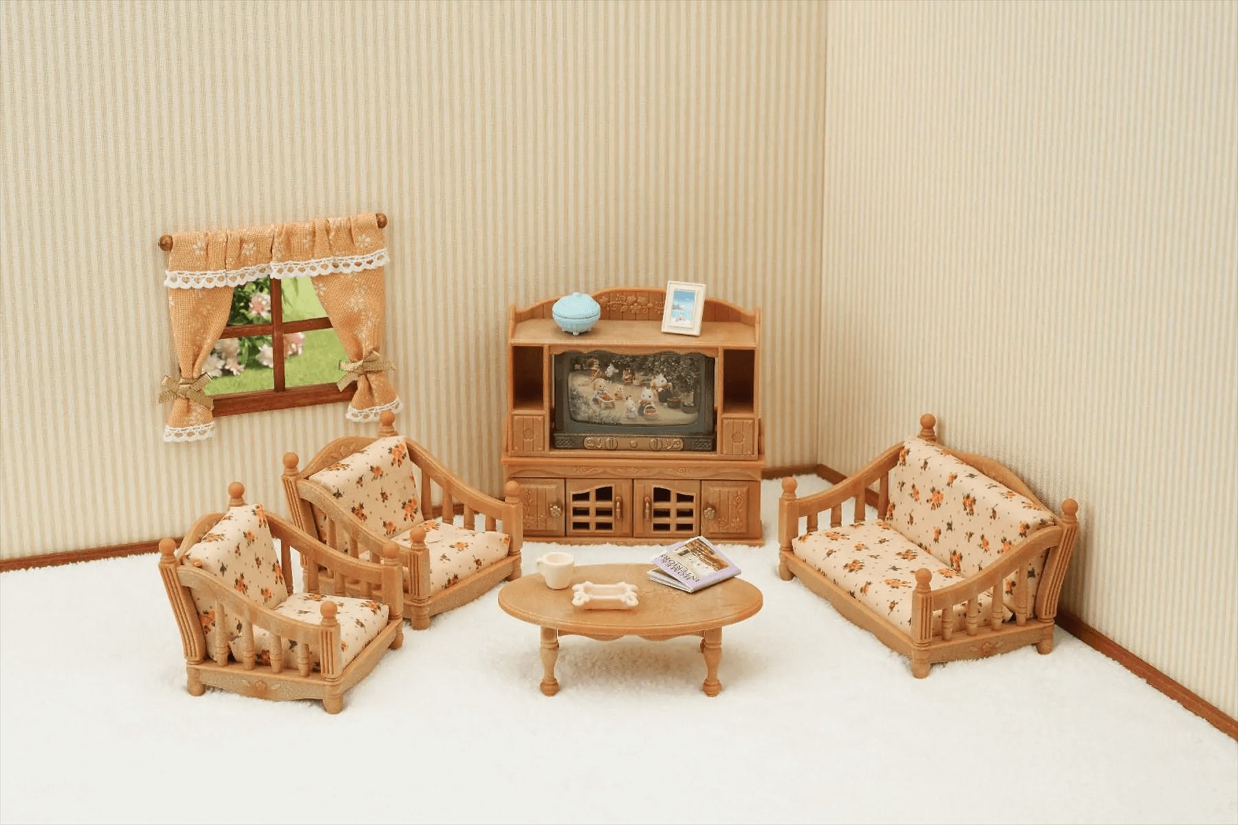 Set Dodrefn Ystafell Fyw Gyfforddus Sylvanian Families, ar gyfer plant 3 oed a hŷn.