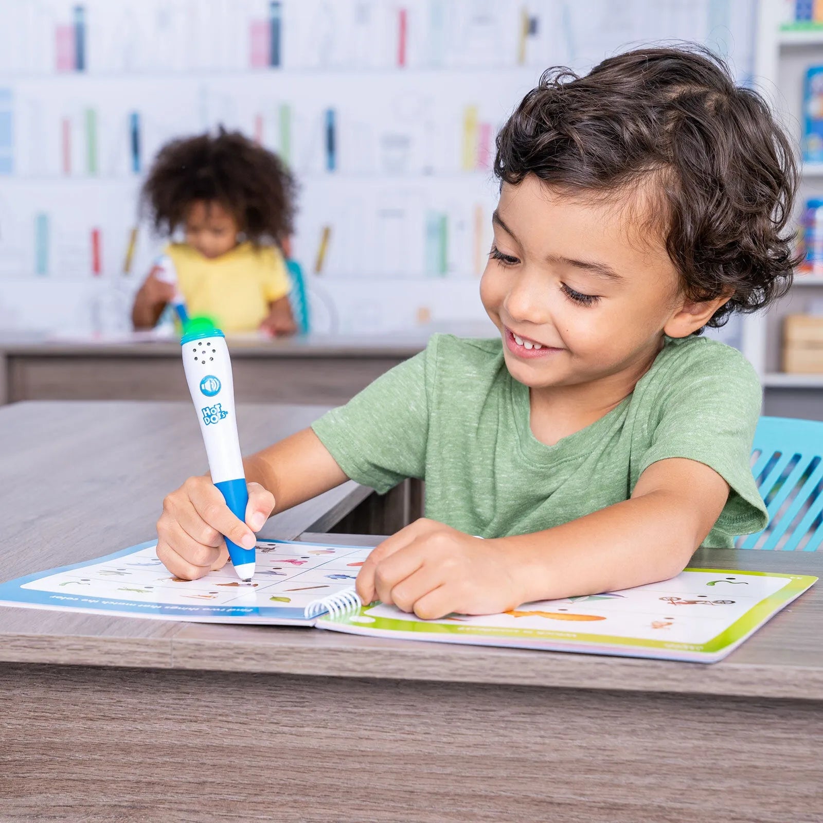 Set Ddarllen a Mathemateg Hot Dots Learn at Home 1 (4+ oed)