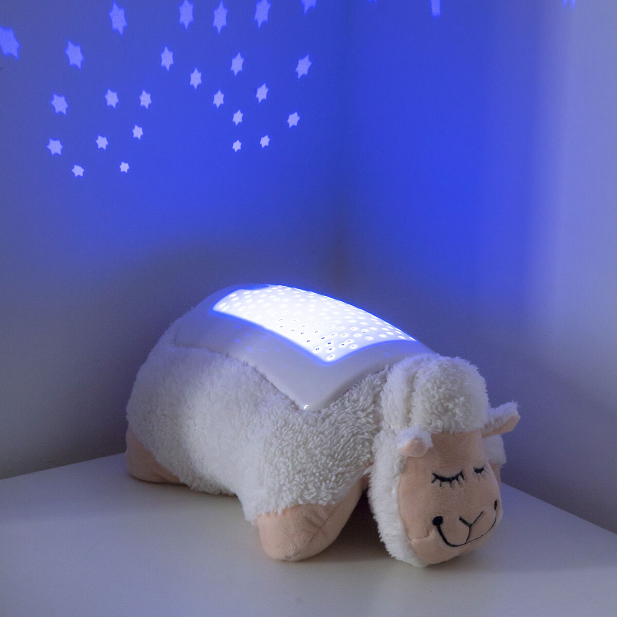 Plush Toy Projector Sheep InnovaGoods projecting stars on the wall, perfect for children's nighttime comfort.