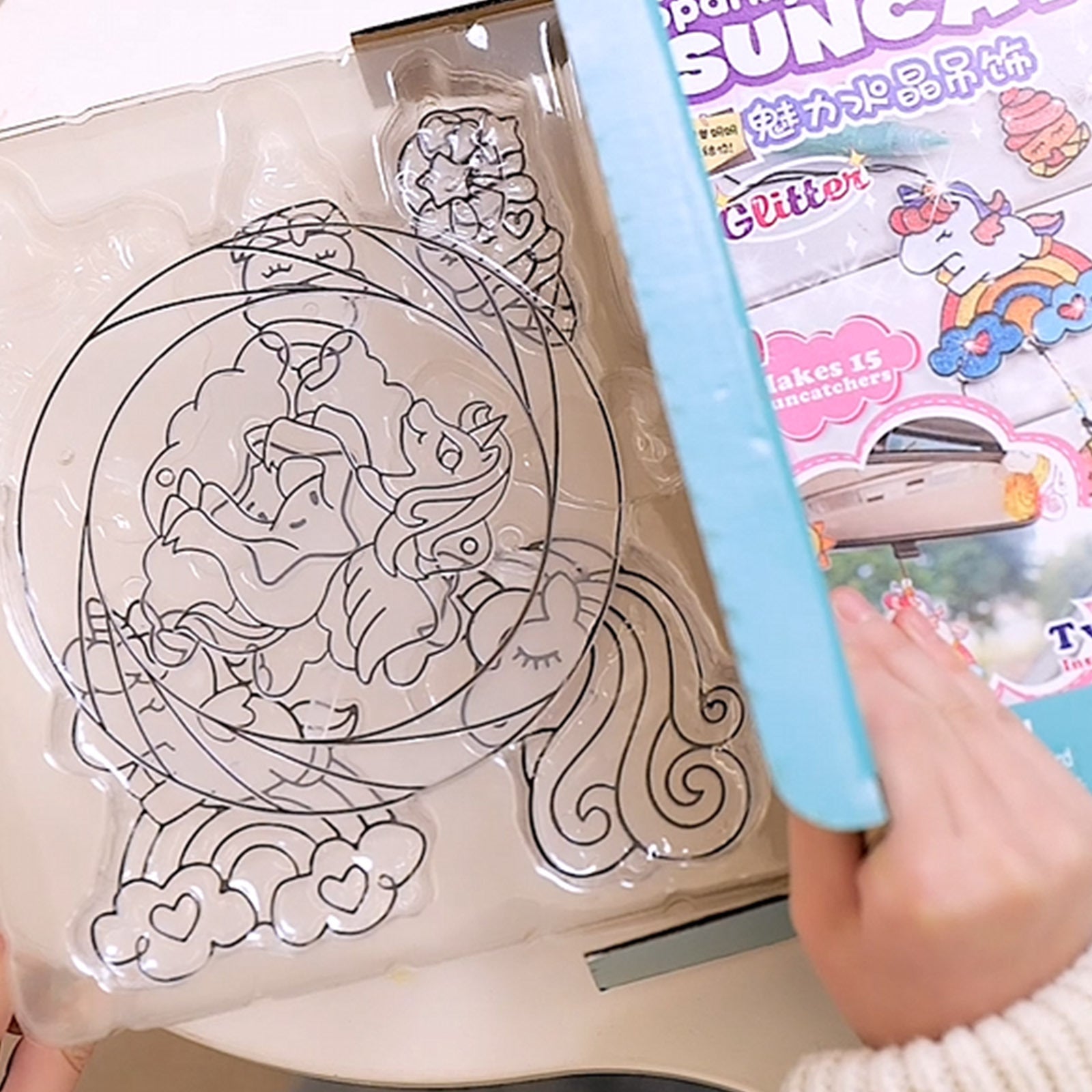 Addurn disglair NNEDSZ i'w hongian ar ffenestr - Set lliwio, paentio a chreu celf DIY i blant