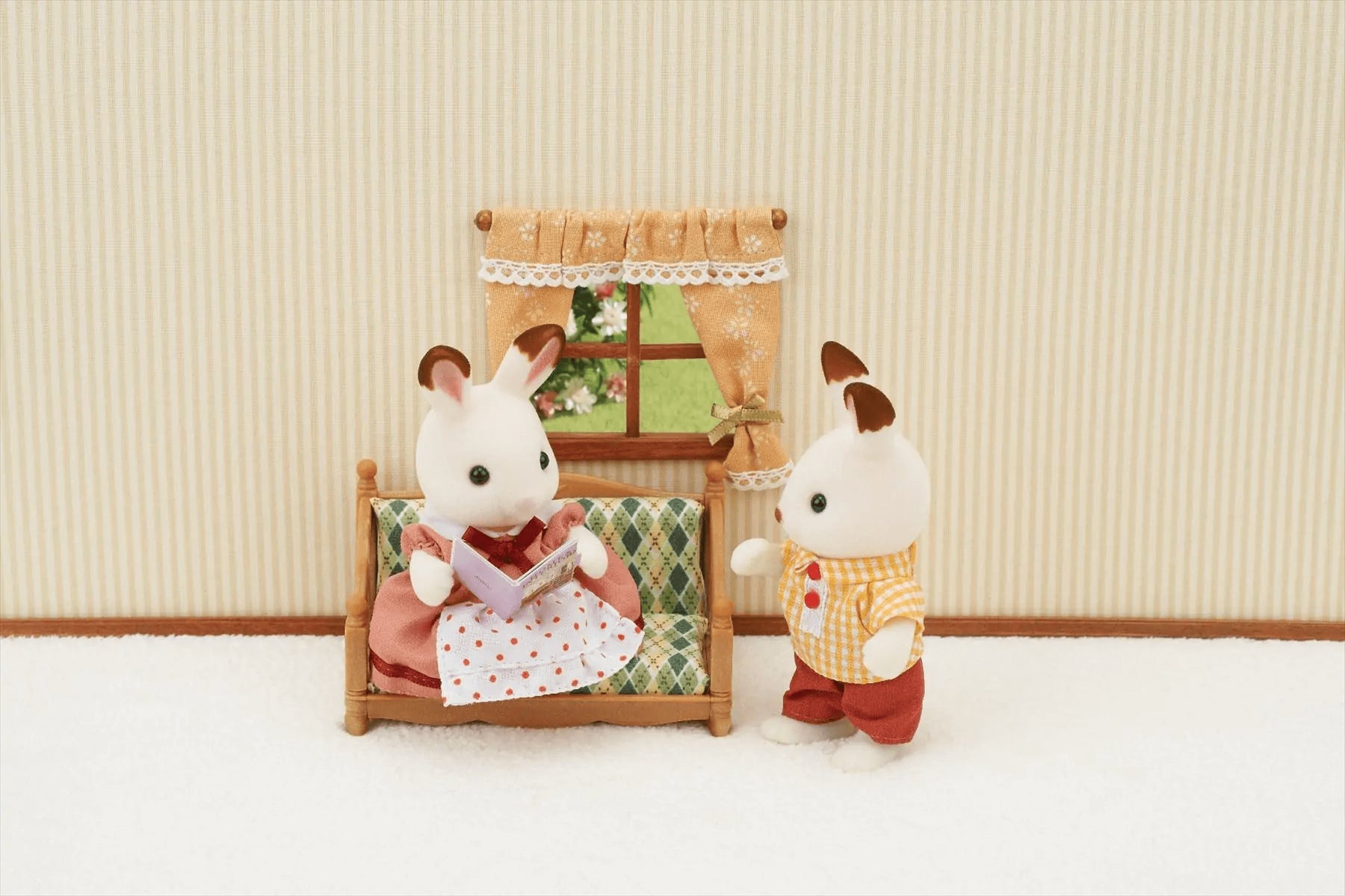 Set Dodrefn Ystafell Fyw Gyfforddus Sylvanian Families, ar gyfer plant 3 oed a hŷn.