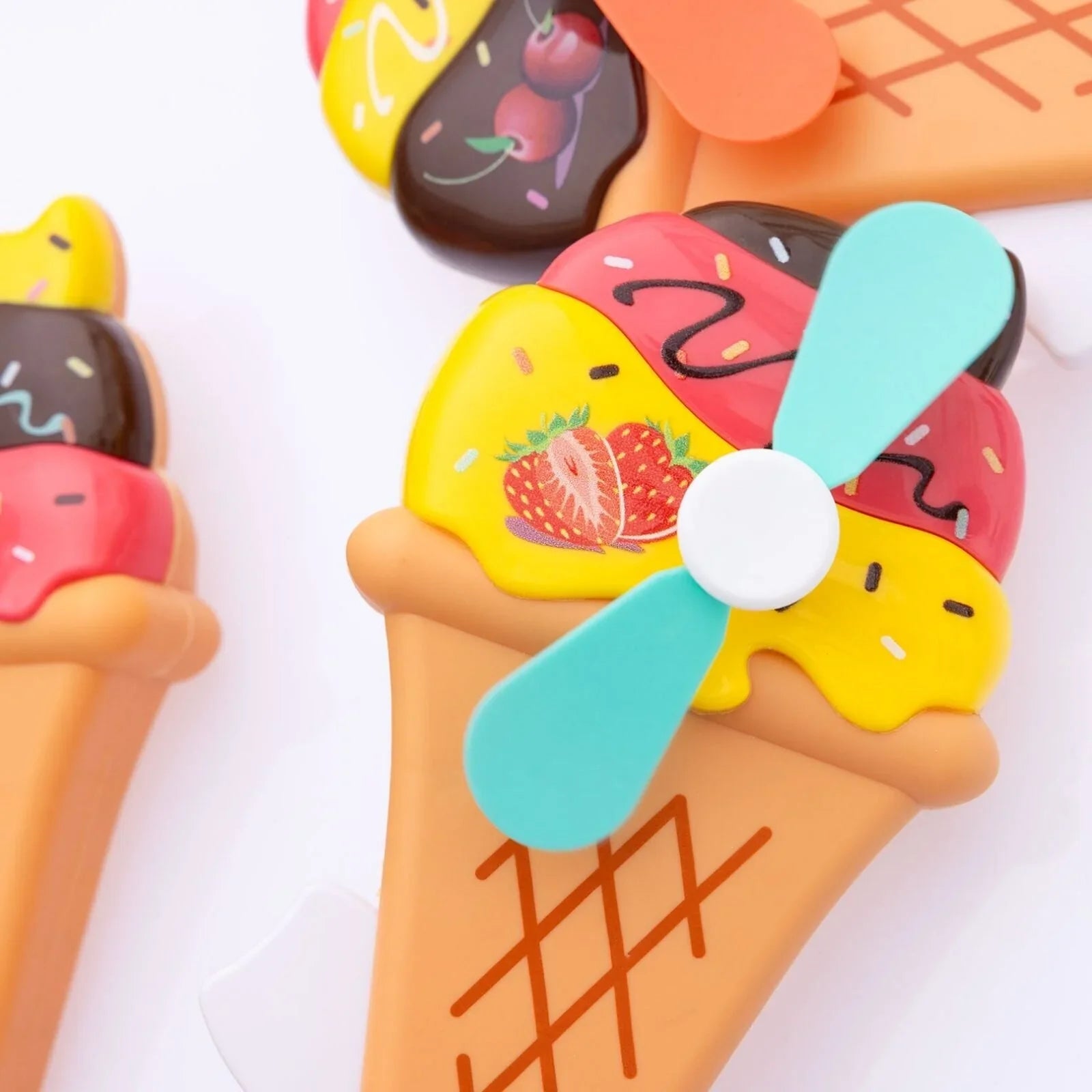 Ffan Llaw Mawr Hufen Iâ HZTB, Amrywiol