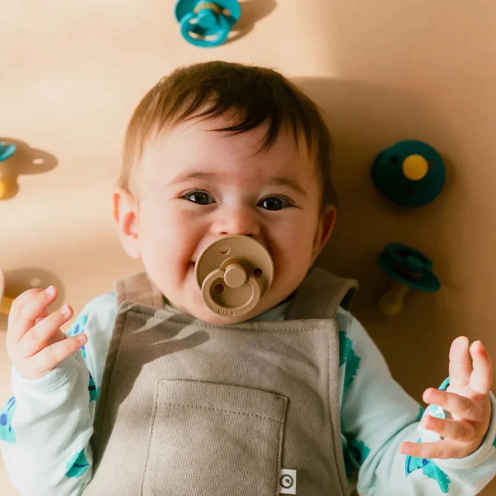 BIBS Colour Latex Soothers 0-6 months Pecyn o 2 - Fanila &amp; Blush