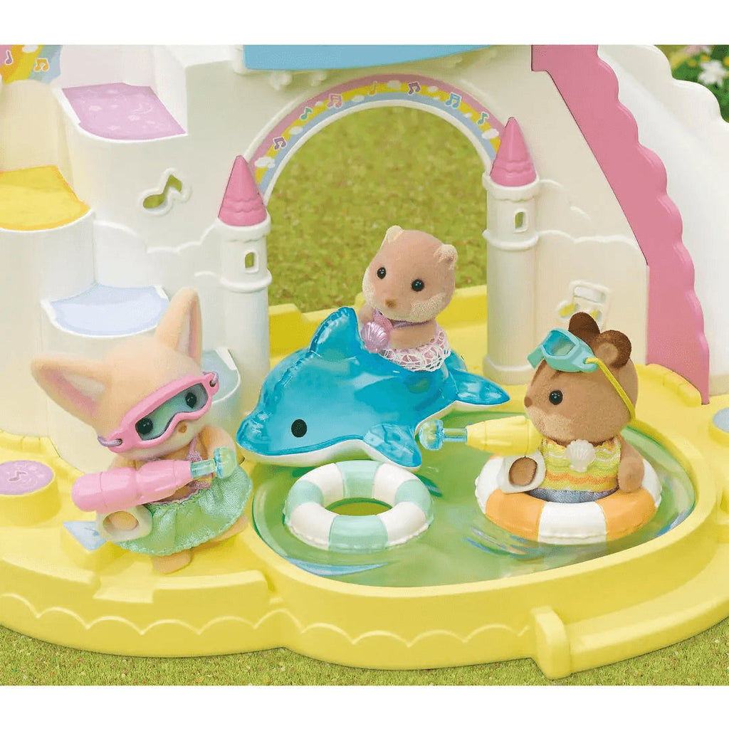 Cyfeillion Meithrinfa Sylvanian Families - Triawd o hwyl yn y pwll ar gyfer plant 3 oed a hŷn